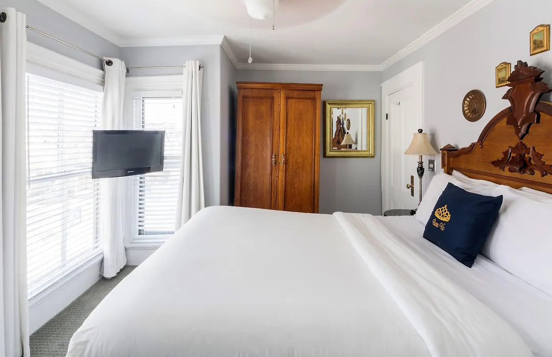 Queen Vic Guest House (Adults Only)-1